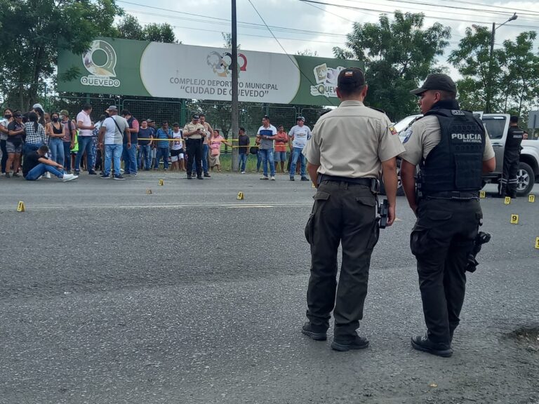 Quevedo: Policía fue acribillado al interior de su vehículo en plena avenida