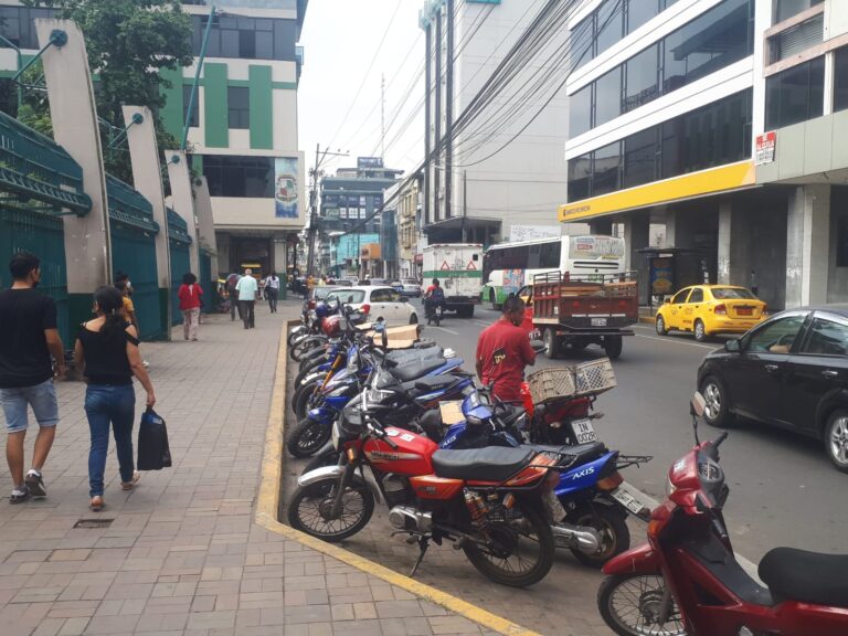 Quevedo: Usuarios de parqueaderos de moto en el Parque Central se quejan por mal servicio   