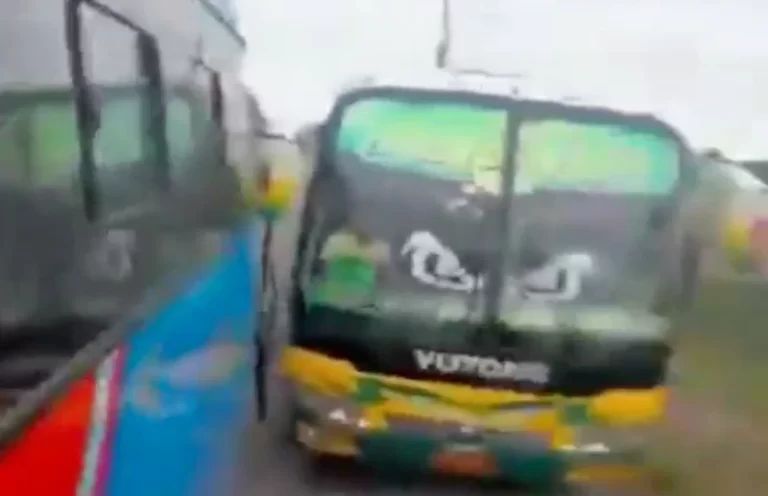 ¡Rápidos y furiosos! En Los Ríos, dos buses competían en la vía a toda velocidad