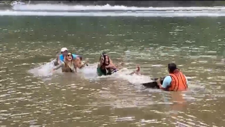 ¡A lo titanic!, se hundió una canoa en Quevedo con cuatro candidatas al Miss Ecuador