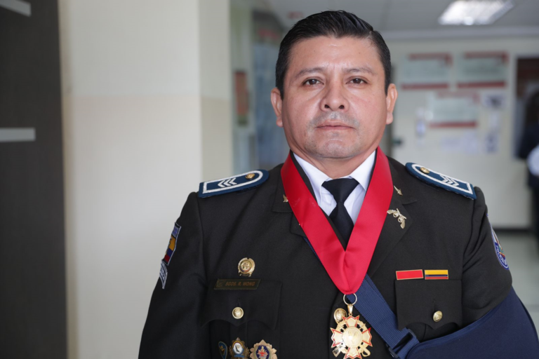 Sargento de policía fue condecorado por impedir un robo en un restaurante de Guayaquil