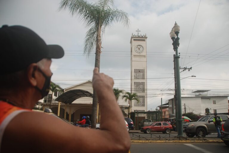 El famoso reloj de San Cristóbal y su campanario