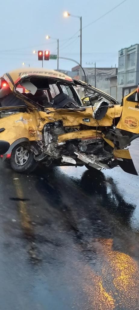 ¡Trágico accidente! Estudiante y conductor de buseta escolar mueren en un choque