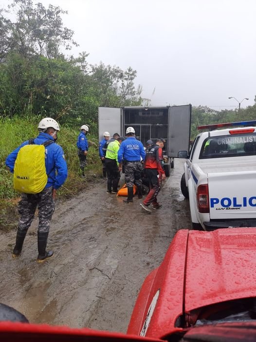 Rescatan cádaver de mujer que cayó en el Pailón del Diablo, el niño sigue desaparecido