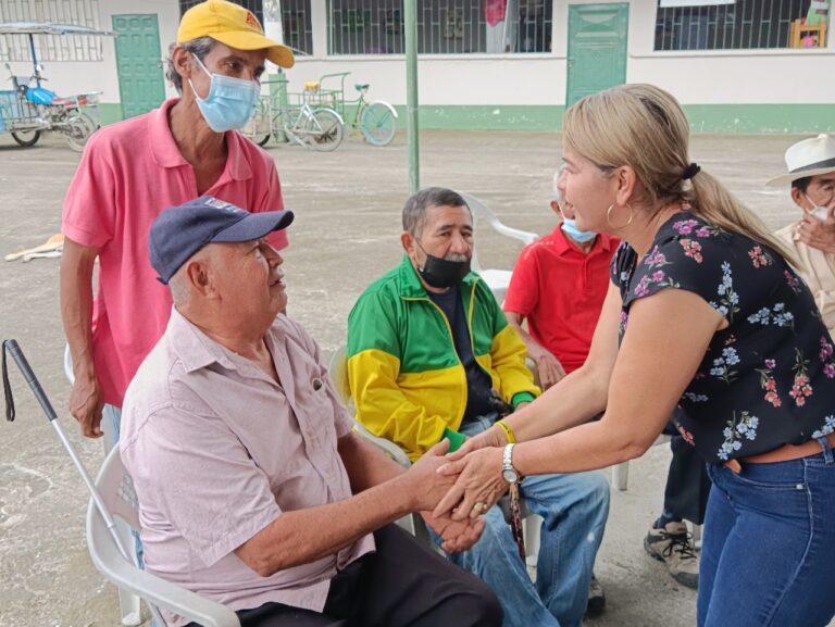 Alegría y felicidad en atención para adultos mayores 