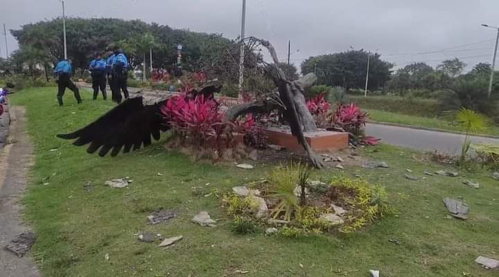 Estatua del águila en Santo Domingo amaneció derribada