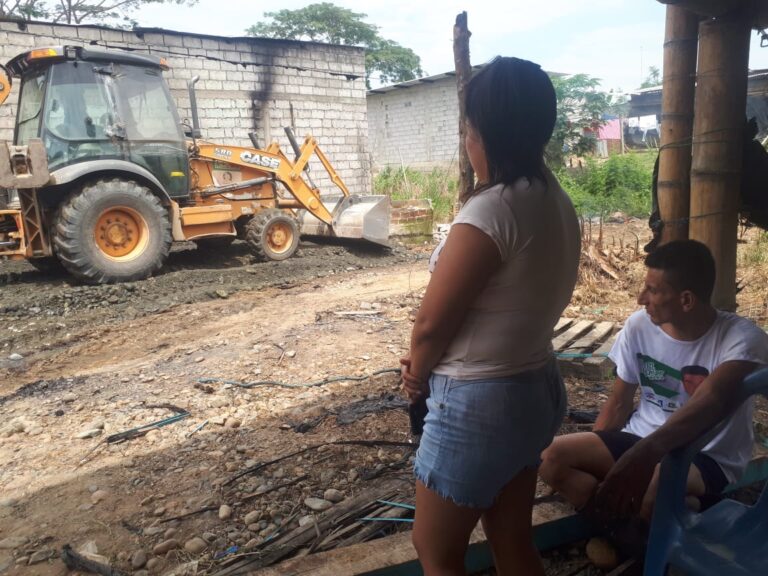 Familia se queda en la calle tras incendio en Quevedo