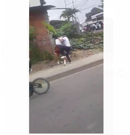 ¡A puño limpio! Dos estudiantes protagonizaron fuerte pelea en plena calle de Babahoyo