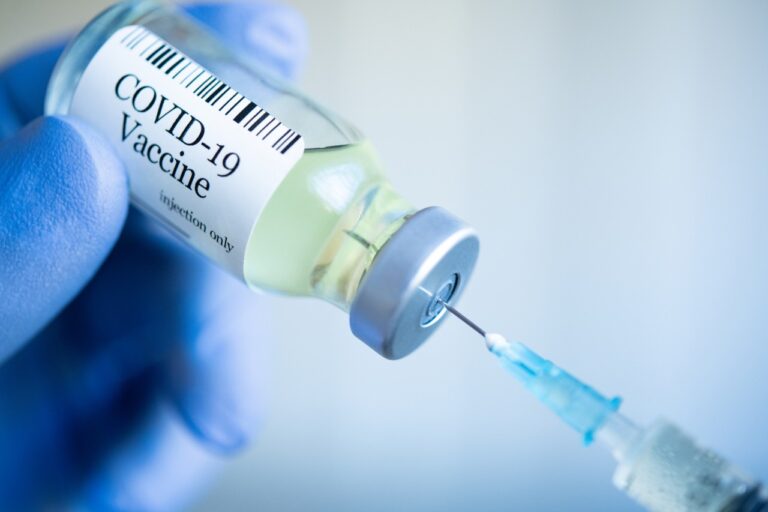 En hospital del Iess se aplica vacunas de refuerzo contra el Covid-19
