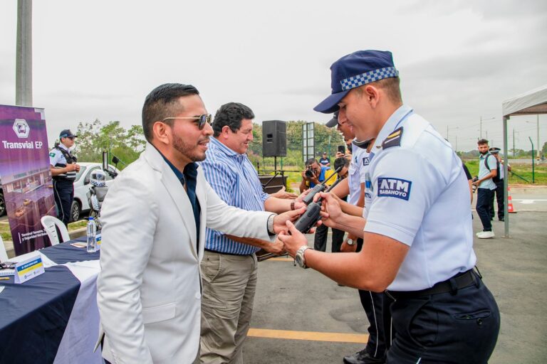 Cabildo entregó radios a Agentes de Tránsito en Babahoyo 