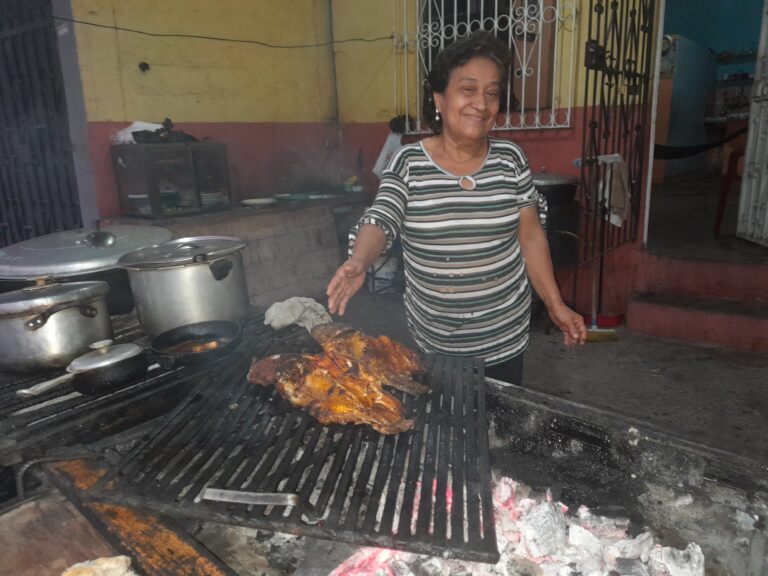 Flor María Cadena subsiste con la venta de tilapias asadas en Babahoyo