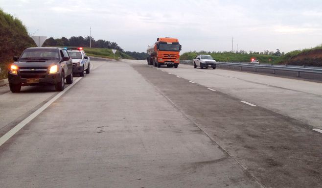 Carro de esposos policías baleado cuando viajaban por el Anillo Vial de Quevedo