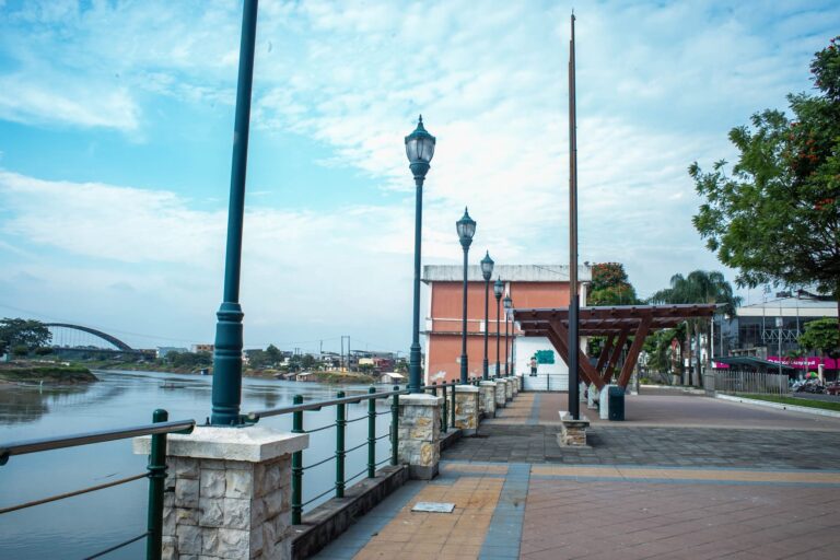 El malecón 9 de Octubre de Babahoyo, iluminado, seguro y cómodo