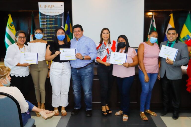 Alcaldía de Babahoyo entrega becas a jóvenes para diferentes especialidades