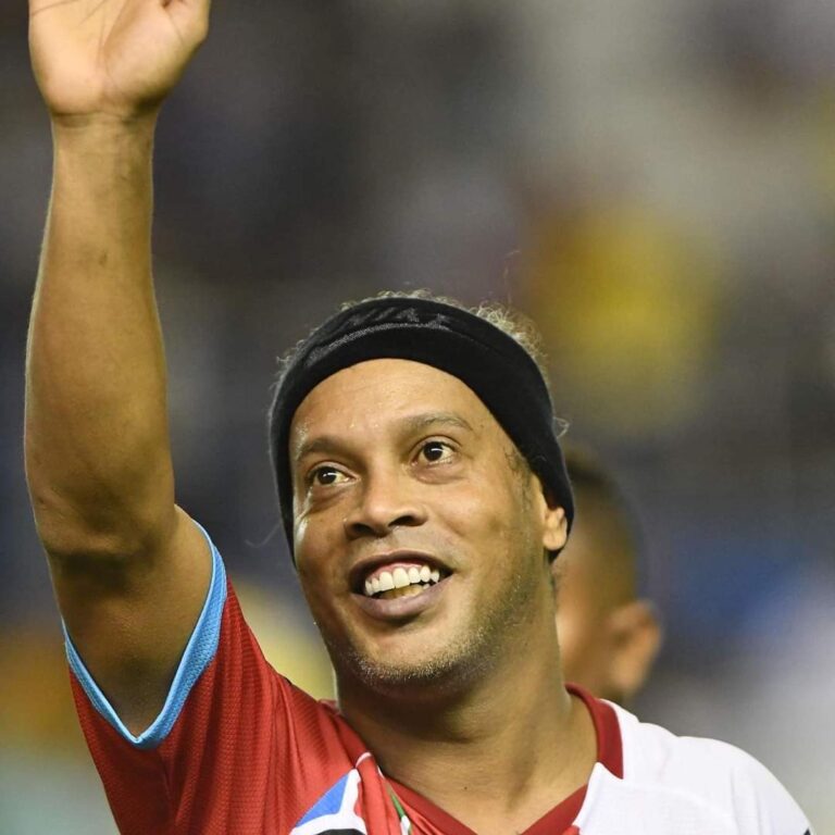 ¿Por qué Ronaldinho jugó en Manta? Esta es la tercera vez que visita Ecuador