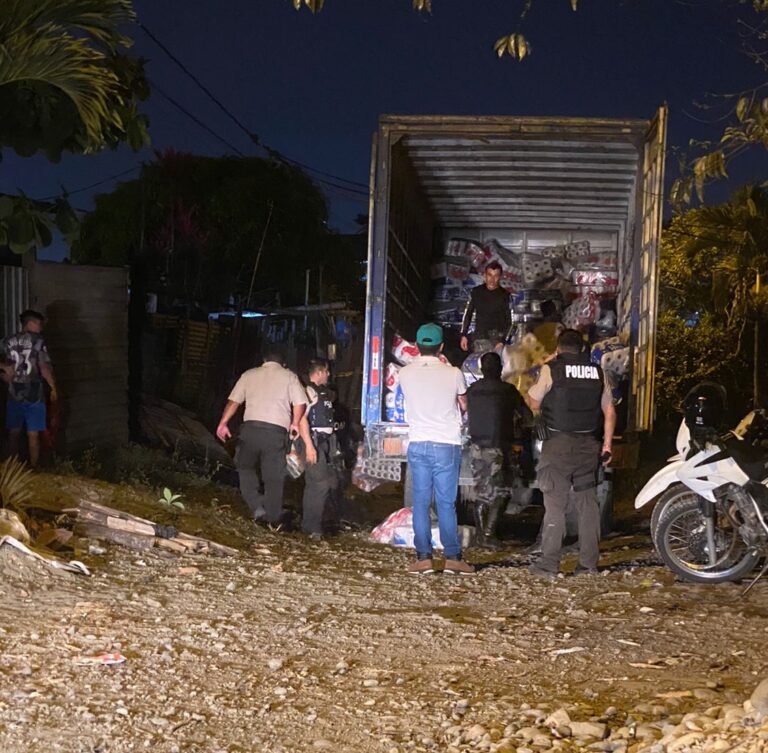 Policía recupera camión cargado con papel higiénico en Quevedo