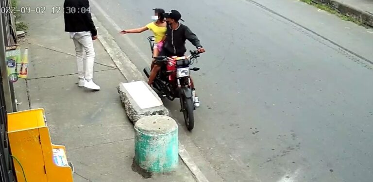 Policía trata de identificar a conductor de moto y acompañante que roban a transeúntes en Quevedo