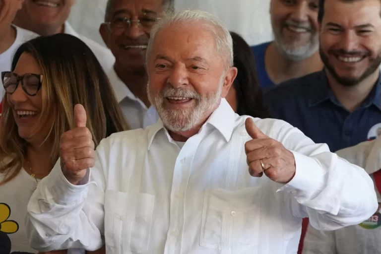 Brasileños eligen a Lula da Silva como su presidente