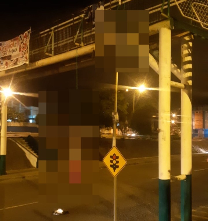 Dos cadáveres fueron colgados en un puente peatonal en Esmeraldas