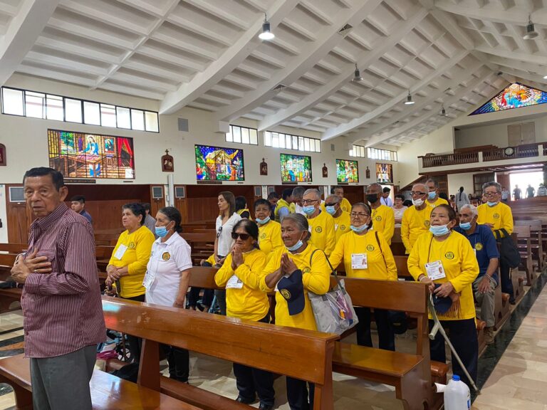 Montalvo: Adultos mayores visitan santuario de la Santa Narcisa de Jesús