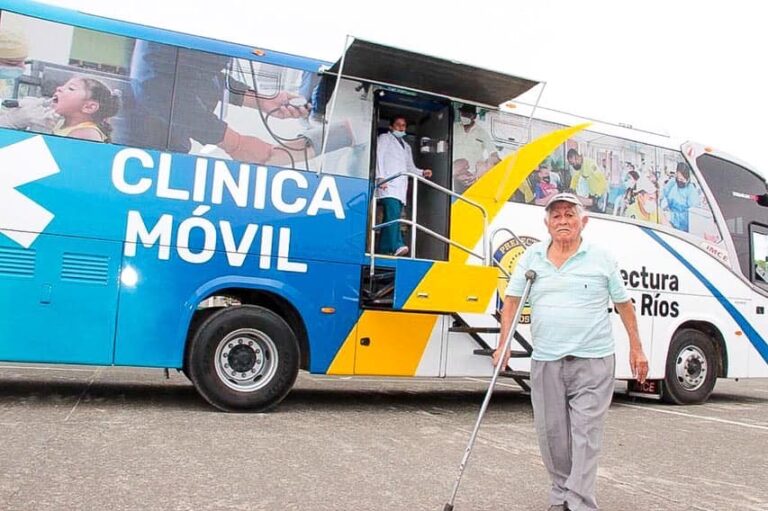 Ciudadanos riosenses reciben atención médica en clínica móvil de la Prefectura de Los Ríos