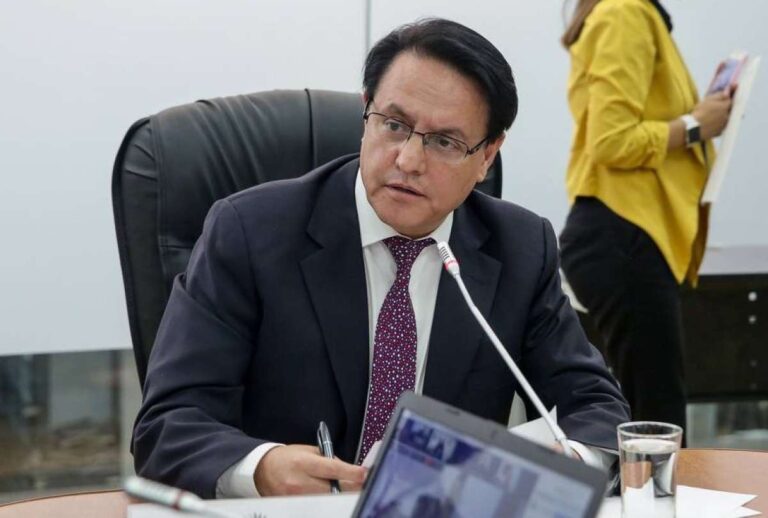 Fernando Villavicencio fue suspendido en sus funciones tras denuncia de bancada correísta
