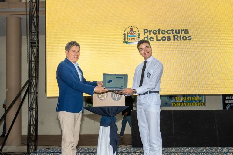 Inició la entrega de las 10.500 computadoras, proyecto emprendido por la Prefectura de Los Ríos