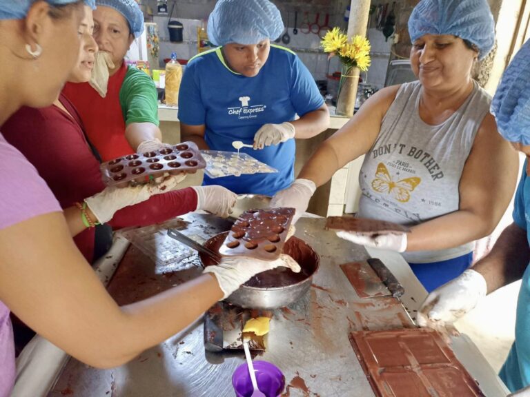 Mocache: Agricultores aprenden a elaborar chocolate con el cacao que producen