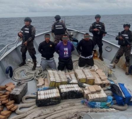 El Salvador: Tres ecuatorianos transportaban 3.1 toneladas de ‘coca’ en una embarcación