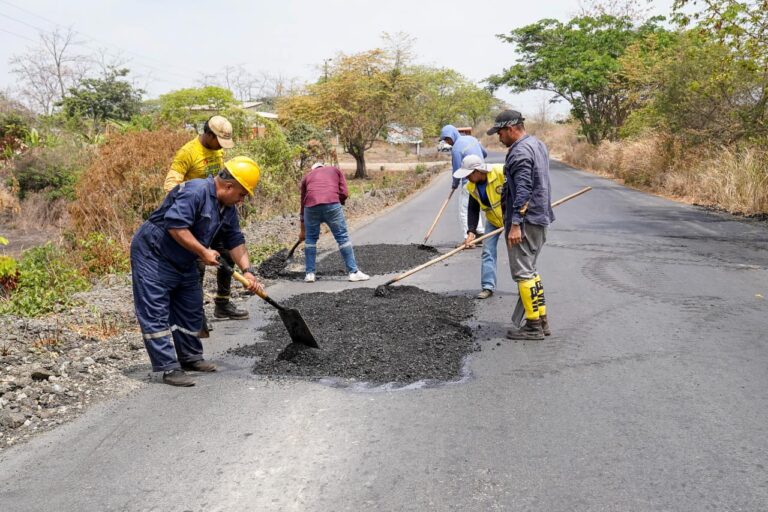 Palenque: Se ejecutan trabajos de mantenimiento vial