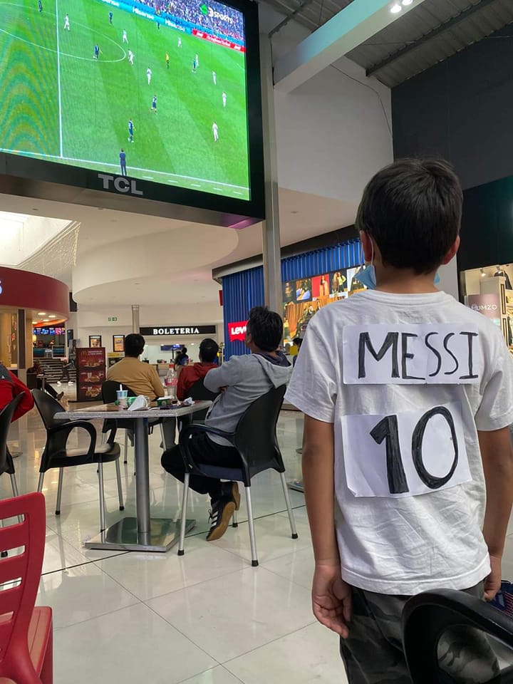 Benjamín, el niño ecuatoriano que conmueve a los argentinos por su camiseta ‘imaginaria’ de Messi