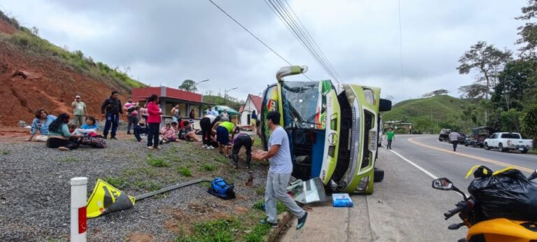 Tres muertos y 17 heridos tras volcamiento en la vía El Carmen-Santo Domingo