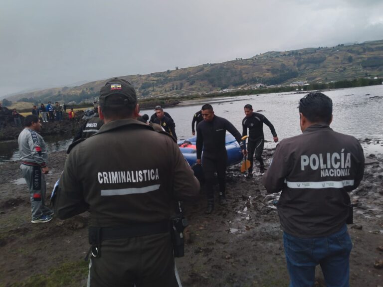 Trágica Navidad: Una mujer adulta, un niño y un bebé murieron durante el naufragio de una embarcación turística en la laguna de Colta