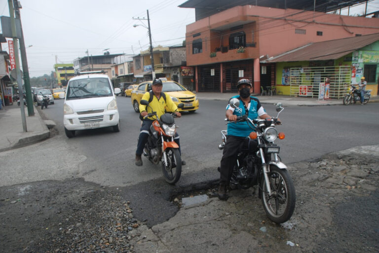 Ciudadanos piden que se reparen las calles en Quevedo
