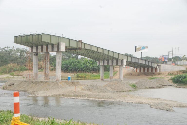 Obra en puente carrozable luce paralizada