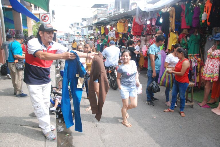 Intenso movimiento comercial en Quevedo por festividades navideñas