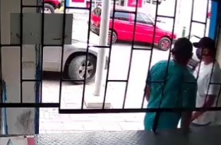 ‘Vacunador’ que pide dinero a comerciantes de Manta quedó grabado por cámara de seguridad