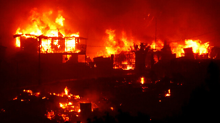 Incendio en Viña del Mar: Bomberos reporta al menos 500 viviendas afectadas