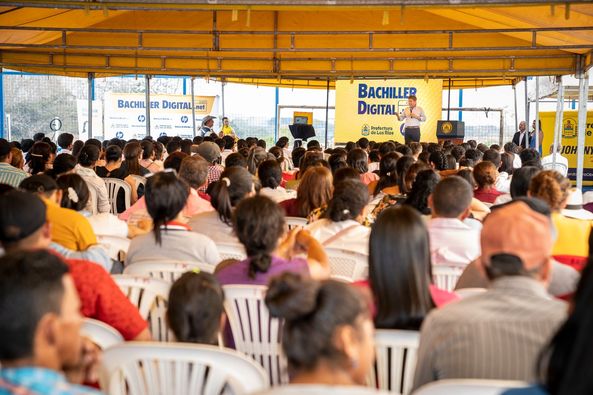 Estudiantes de Palenque se mostraron felices por la primera entrega de laptops por parte de la Prefectura de Los Ríos