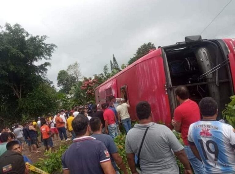 Seis fallecidos y varios heridos sería el resultado del vuelco de un bus de la cooperativa Gilberto Zambrano, el siniestro ocurrió en Quinindé