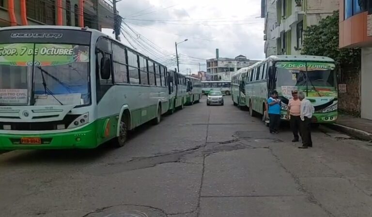 Choferes de los buses urbanos, línea 12, se paralizaron por los constantes asaltos