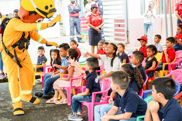 Tercera edición de niños bomberos se desarrolla en Babahoyo