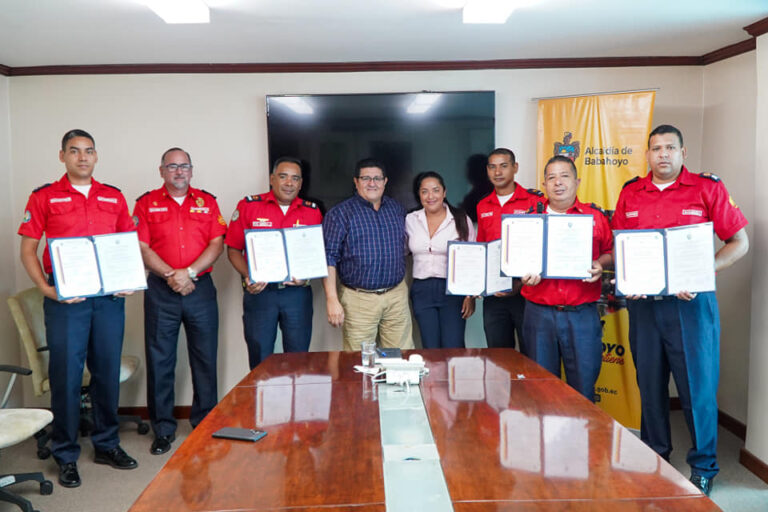 Elementos de los bomberos alcanzan título de tercer nivel