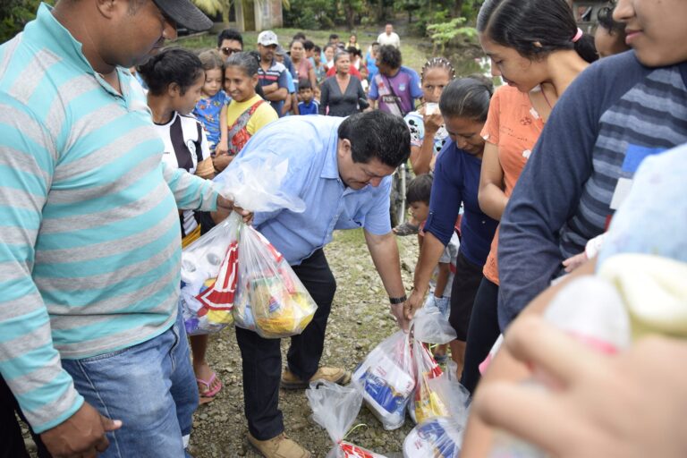 Alcaldía llega con ayuda de raciones alimenticias a sectores afectados  por el invierno