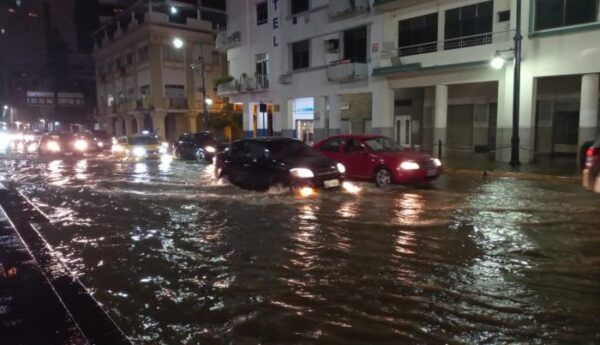 Guayaquil anegada por fuertes lluvias y aguaje