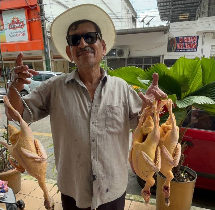 ‘Don Pato’ se ‘gana’ la vida vendiendo patos, gallinas y pollos criollos en el centro de Quevedo