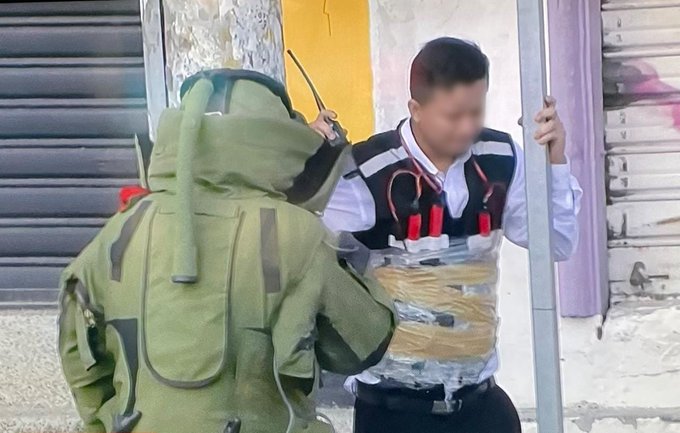 Criminales actúan como los ‘yihadistas’ y colocan ‘explosivos’ a un joven en Guayaquil