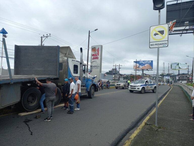 GPS guio mal a transportista  y quedó atrapado en el puente