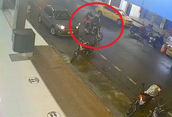 En pleno centro de Quevedo, Ocupantes de un vehículo fueron asaltados por tres sujetos en moto