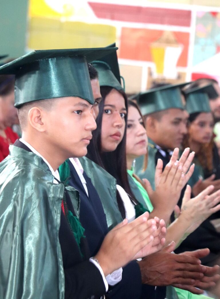Unidad Educativa Municipal de Quevedo graduó una nueva promoción